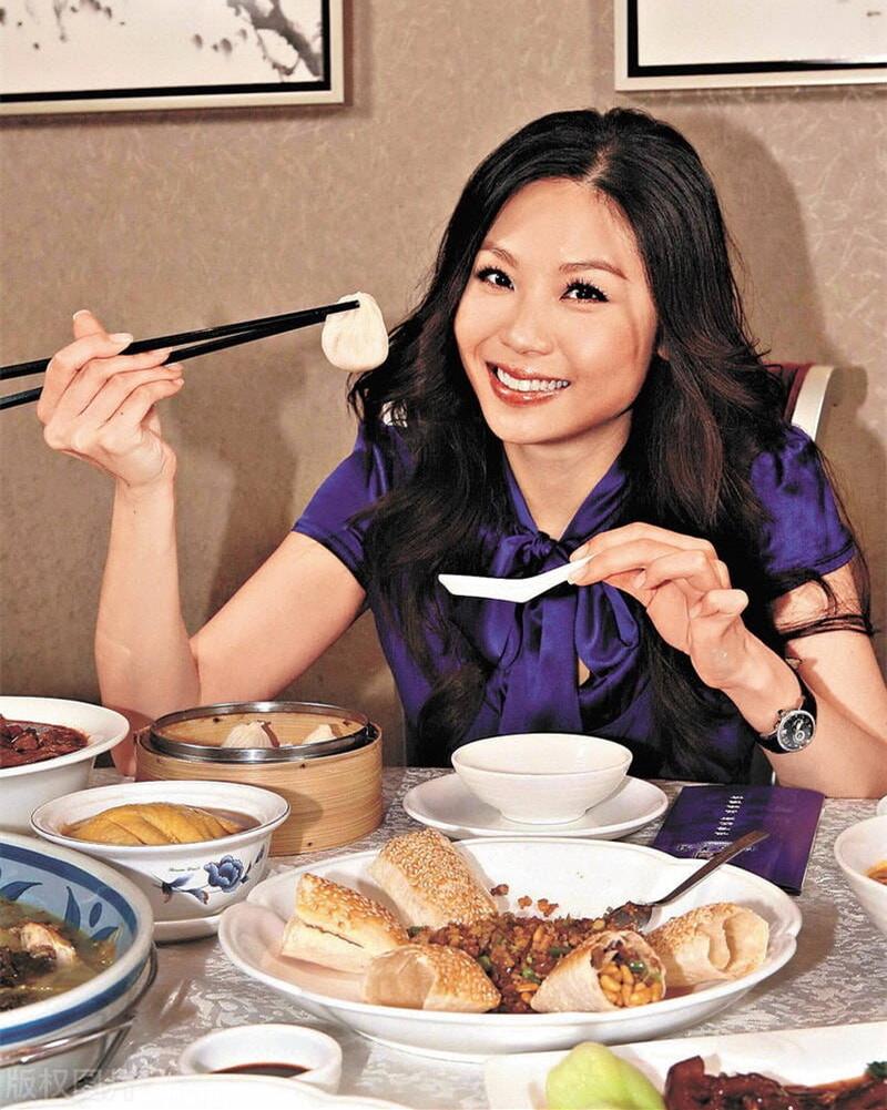 50岁亿万富婆陈妙瑛,想要复出拍戏,未婚无子的她后悔吗?