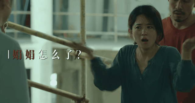 她疯狂地比划着什么,但脸上的表情却十分无助