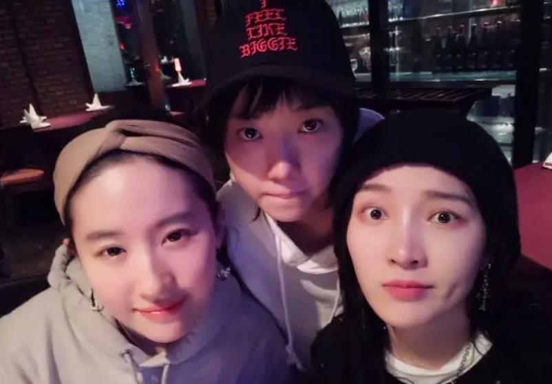 刘亦菲低调游玩游乐园,如同邻家女孩,好友都是二三线艺人