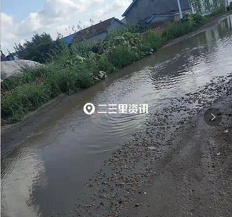 德惠市惠发街道烧锅村道路泥泞难行,村民:孩子上学需要带两双鞋