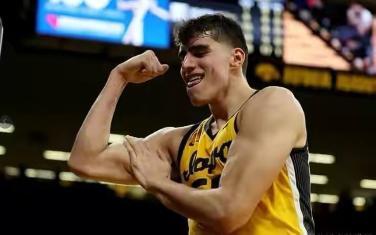 复刻姚明15中14轰下41分,模板约基奇?场均24 8险落选