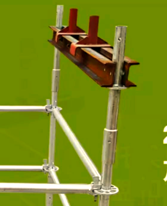 3,在托梁底座之上,我们需要安置盘扣式脚手架的基座以及盘扣顶托,并