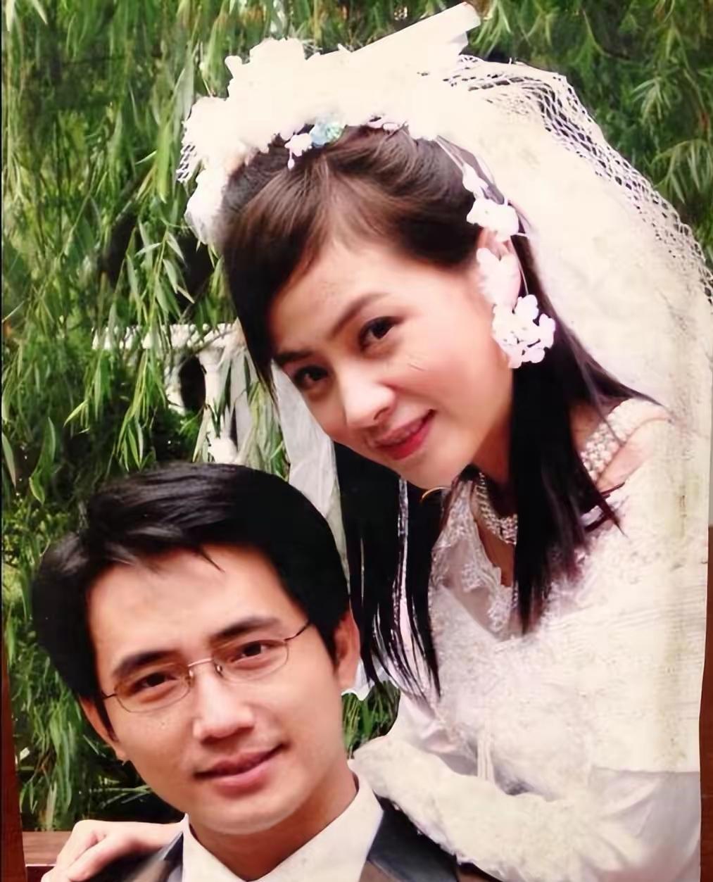 52岁"康祈耀"彭新智的全家福,儿子比康枝子还大,妻子相貌平凡