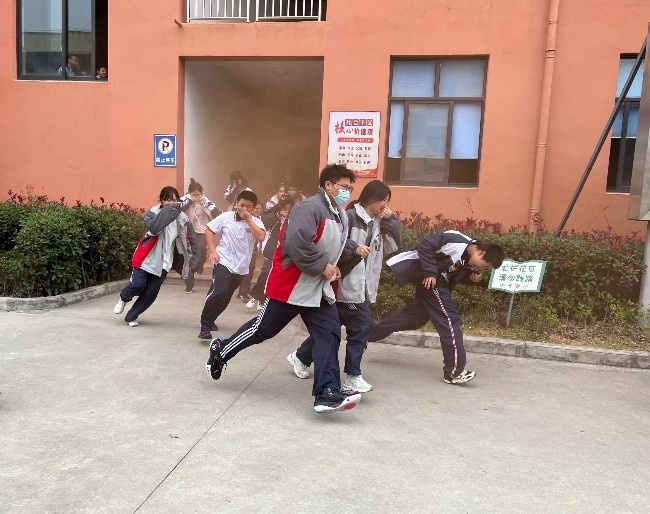 萧江一中举行2021年冬季消防逃生演练