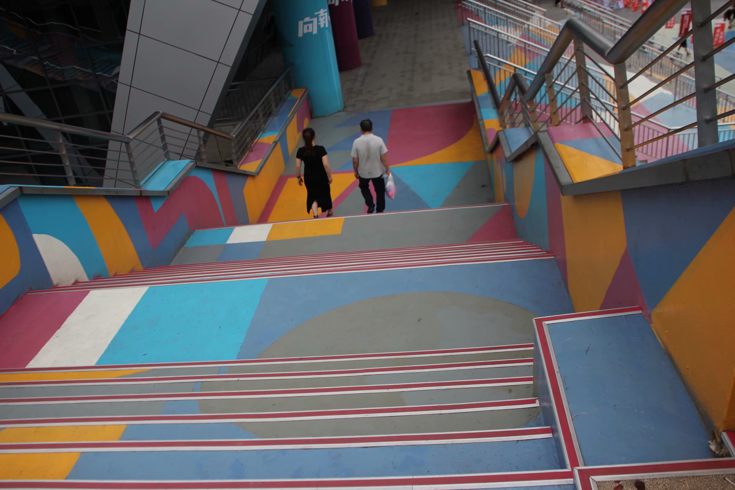 彩虹楼梯用什么涂料(景区网红彩色楼梯怎么做合适)