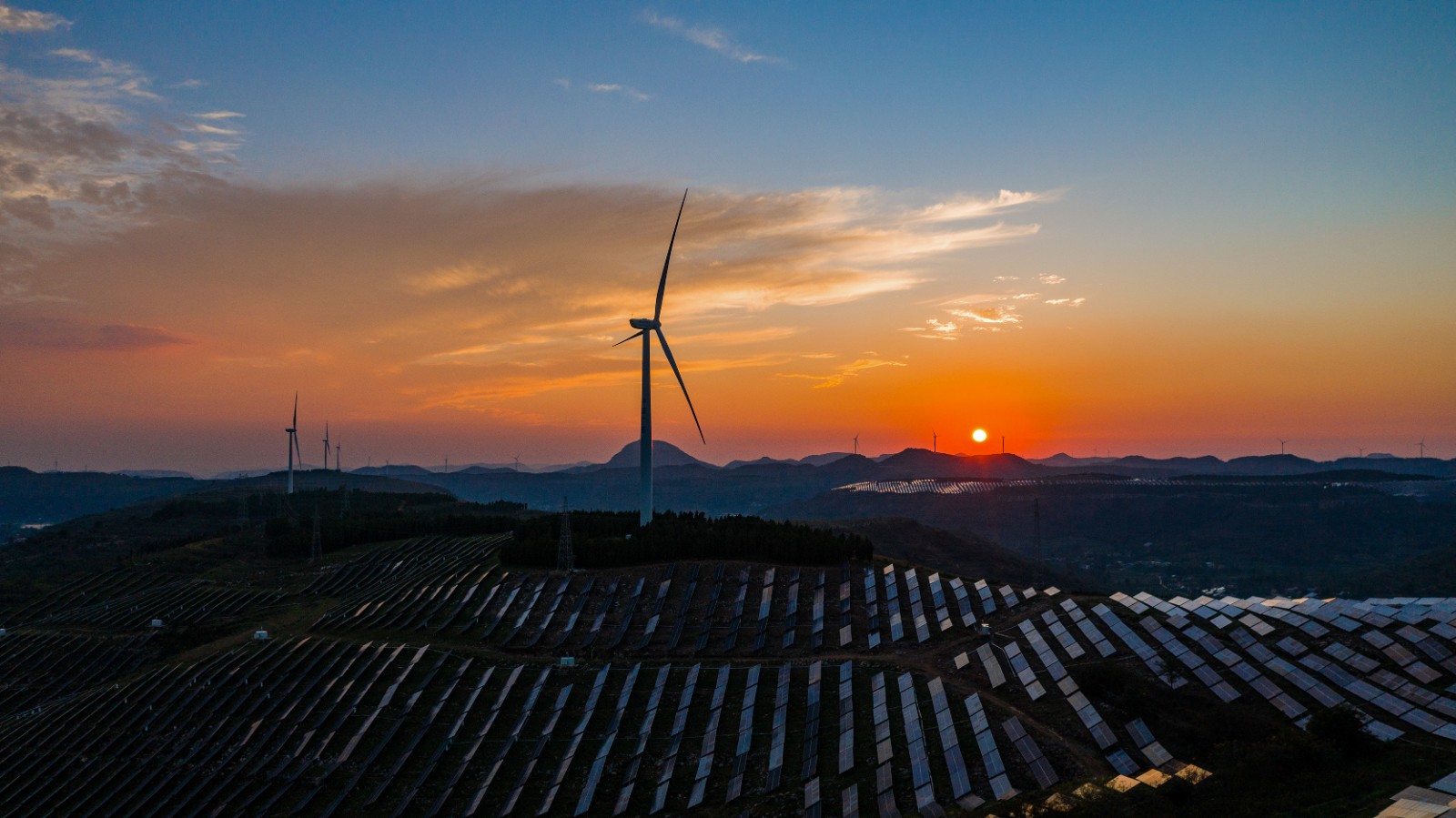 山东枣庄:光伏发电让荒山变"金山"