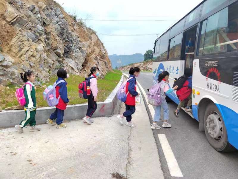 鸡鸣坝村:小学生上学放学乘坐公交车