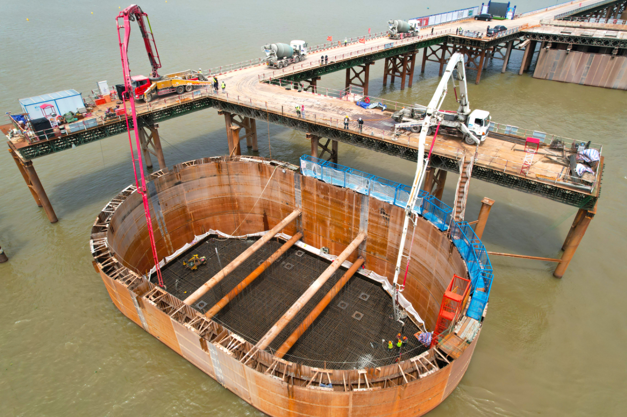 金建高铁全线首个大体积水中承台浇筑完成