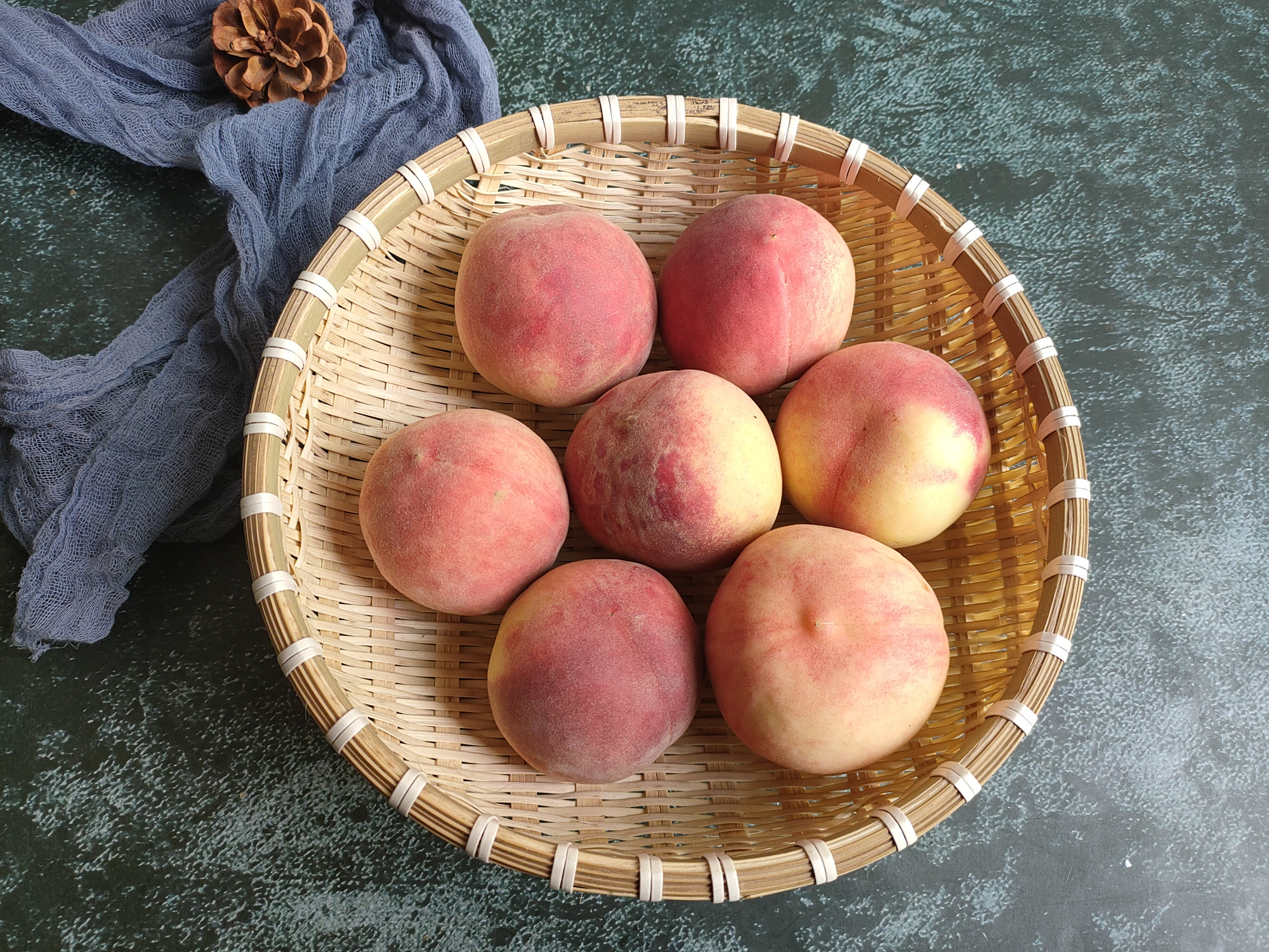 洗桃子,用清水洗还不如不洗,教你几个小妙招,桃毛杂质轻松脱落