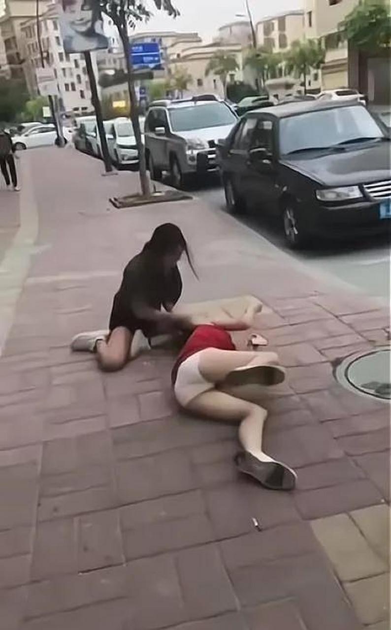 在一个炎热的夏日中午,一条街上发生了一件令人震惊的事件.