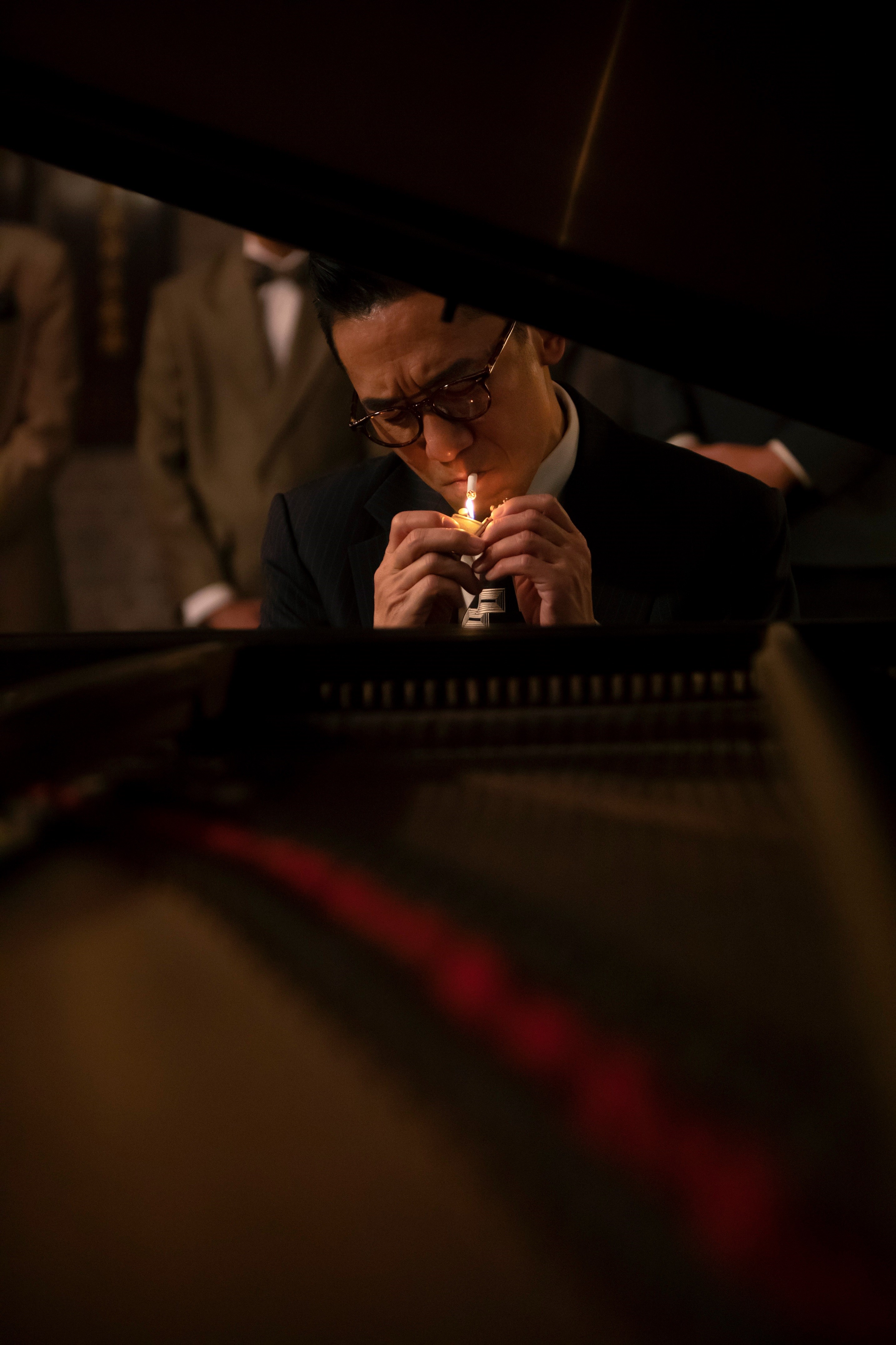 史诗巨作《风再起时》梁朝伟挑战不可能的任务 苦练钢琴三个月 一天弹