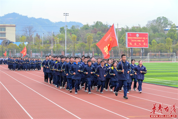 段再兵 王河 李叶贞)为锻炼学生身体,日前,武冈市第一中学组织高一