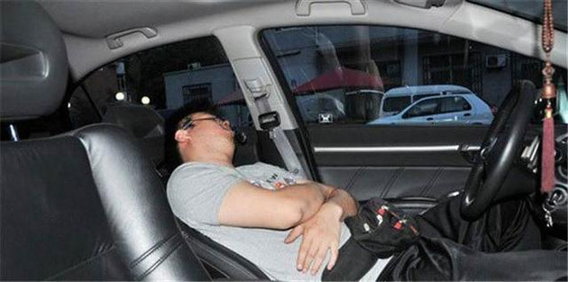 25岁小伙车内猝死,6个同伴摊上事了!