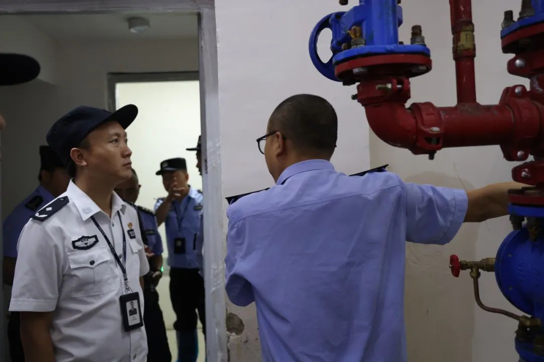 闻"汛"而动 | 崇州监狱全力以赴筑牢防汛"安全堤"