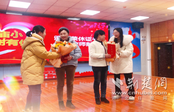 江夏区庙山小学开展教师退休欢送会