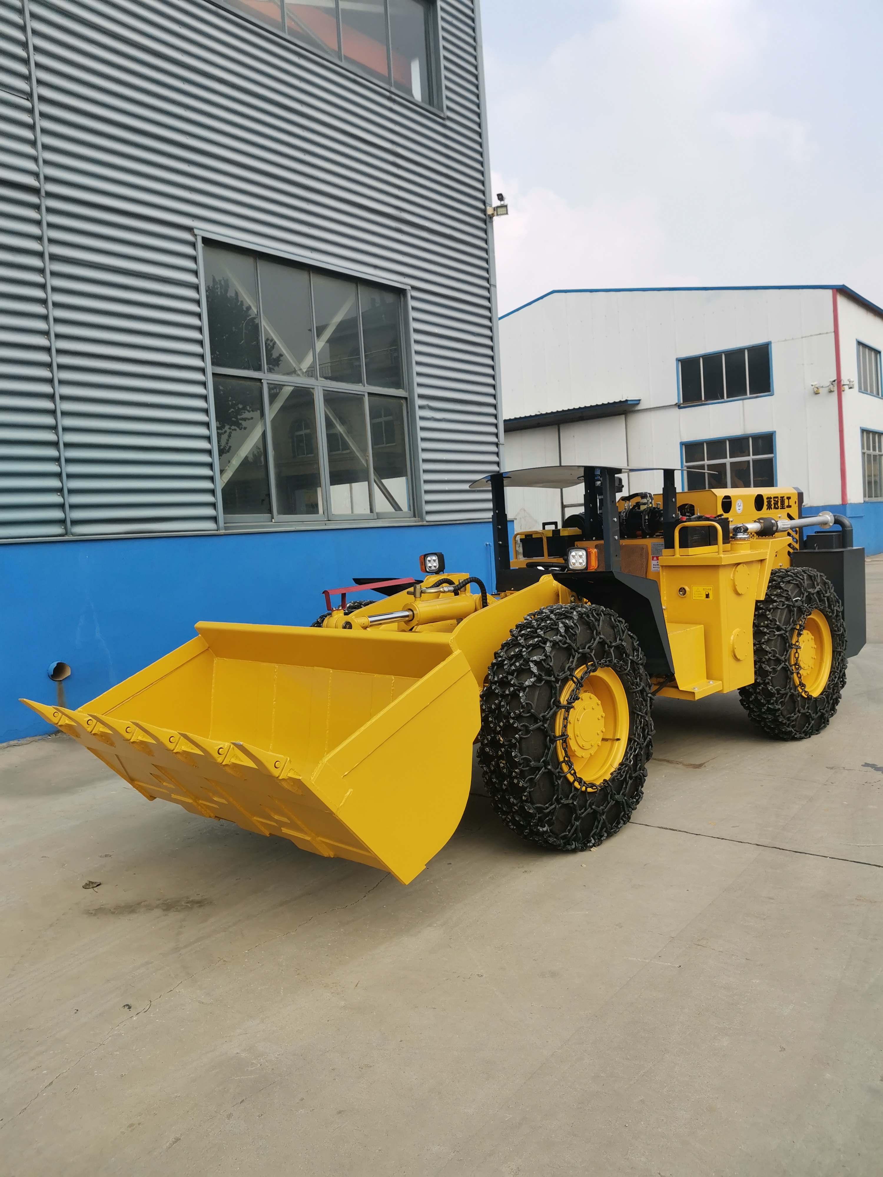 矿用井下下卧式国标20装载机作业视频