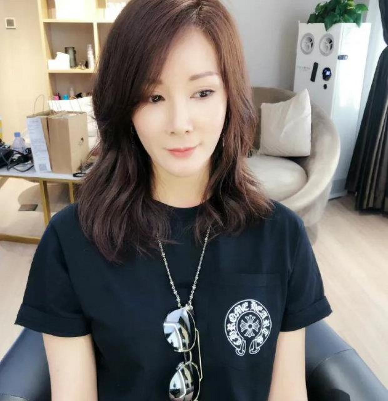 有网友在社交平台晒出了一组与于冬前妻臧黎璐的合影照.