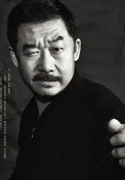 59岁"道哥"刘桦,因饰演黑道大哥而走红,如今一家三口很幸福