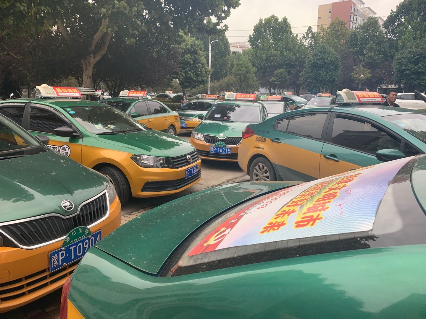 为"创文"献份力,周口城区928辆出租车更换新顶灯