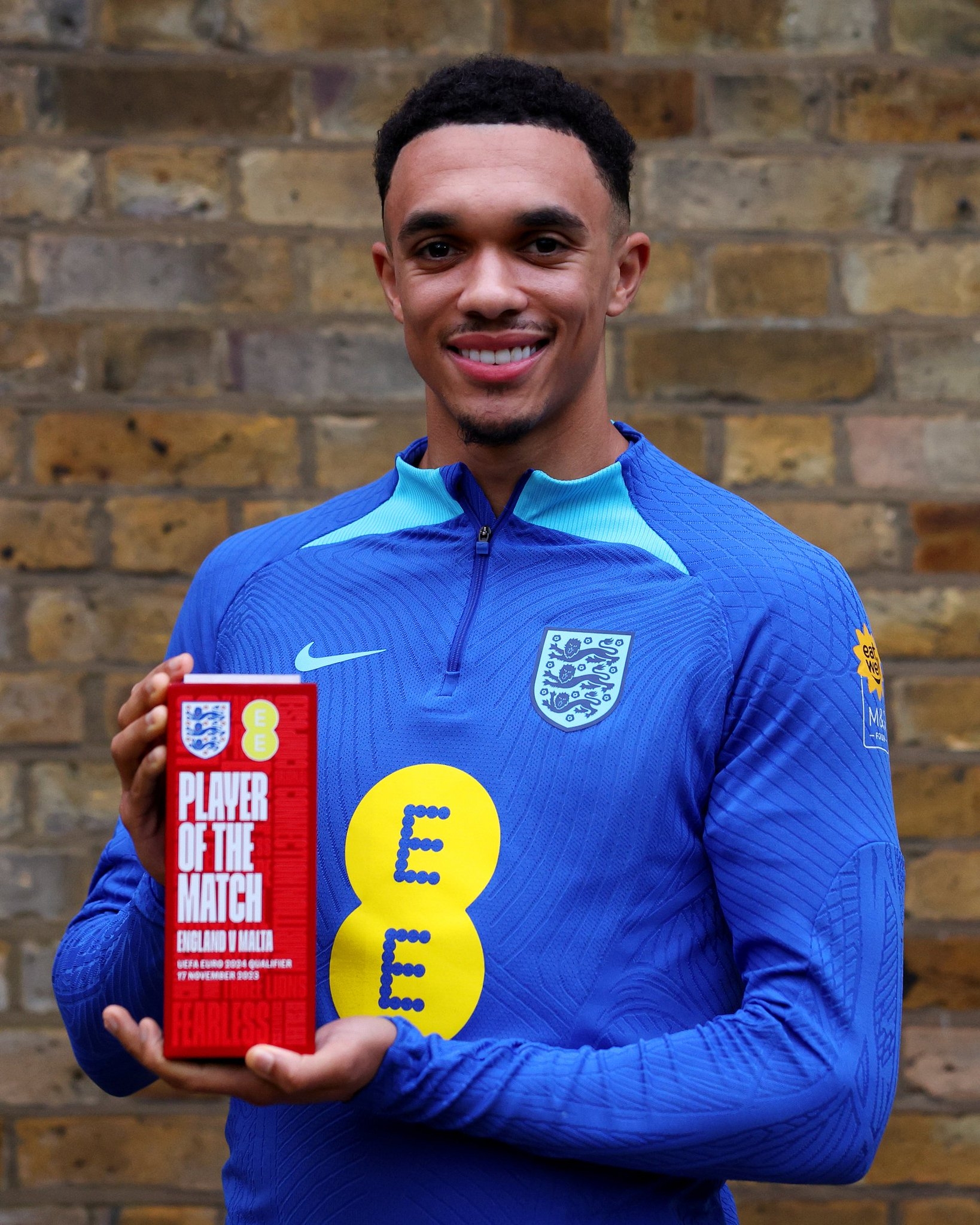 踢中场脱胎换骨!官方:阿诺德当选英格兰2-0马耳他全场最佳