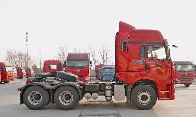 新增平地板 重7.8吨 11升大马力 解放悍vh成为煤炭运输新选择