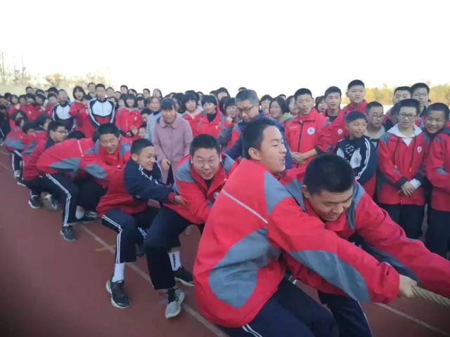 内丘二中举办"阳光运动 力拔山河"拔河比赛