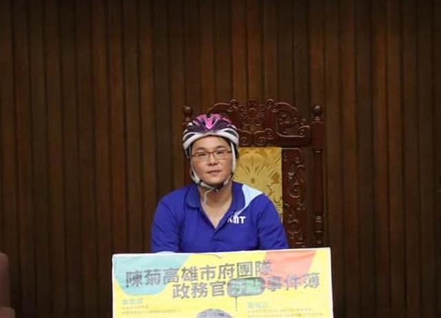 金门女"蓝委"陈玉珍挡陈菊穿成这样 台网友称:金门的骄傲