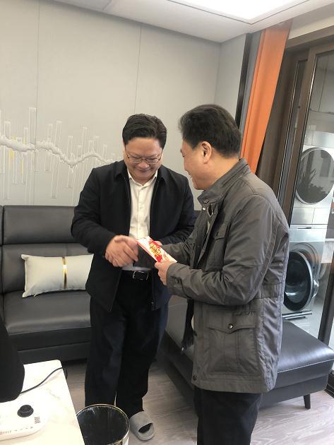 张麒蛰局长走访慰问离退休老干部