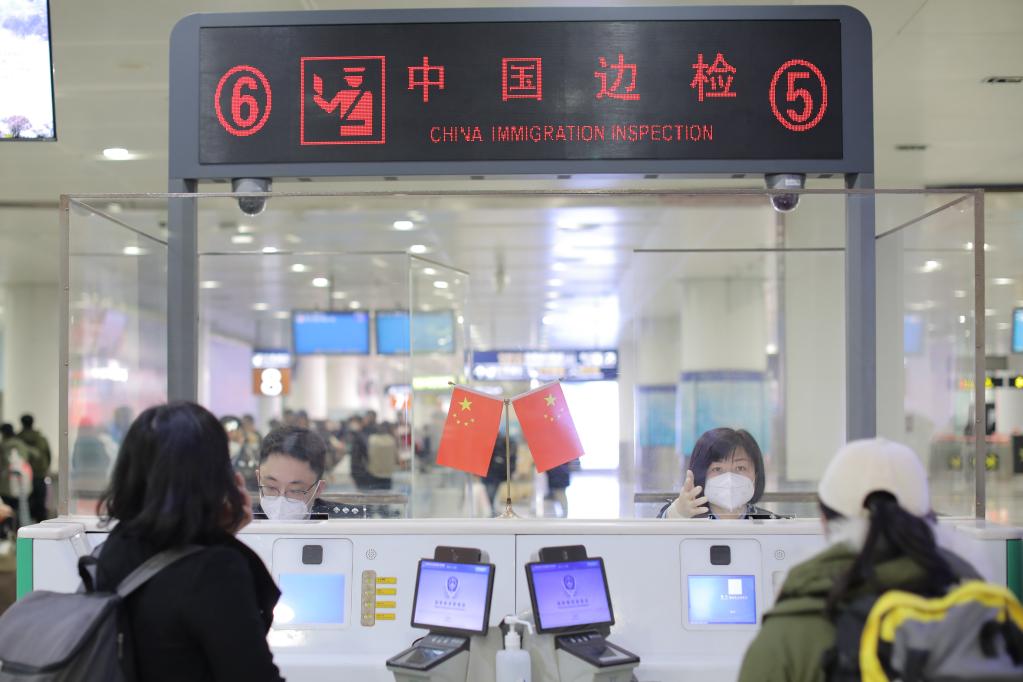 大连周水子边检站在国门迎接新春