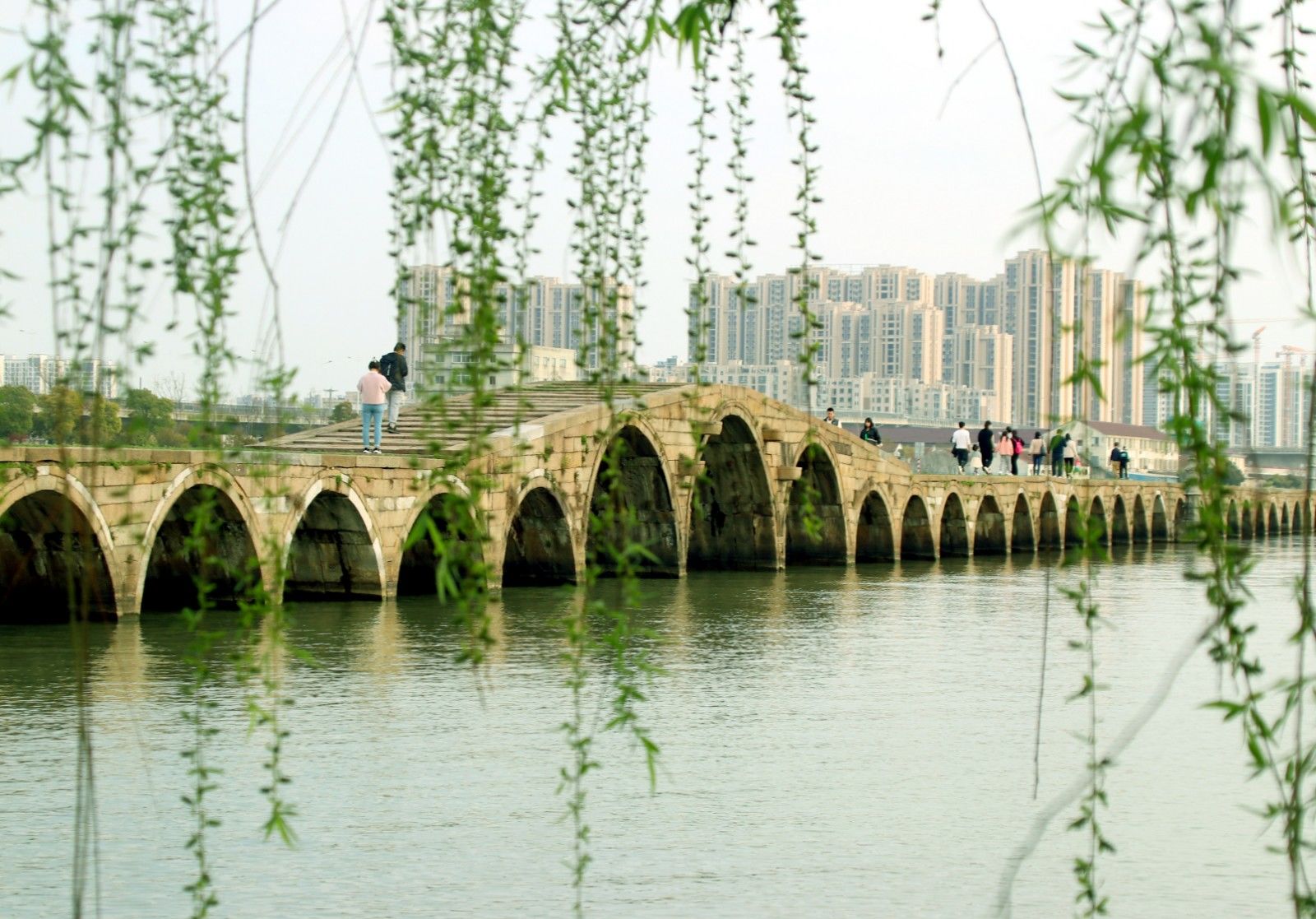 苏州:千年宝带桥春意浓 游客前来春游赏景