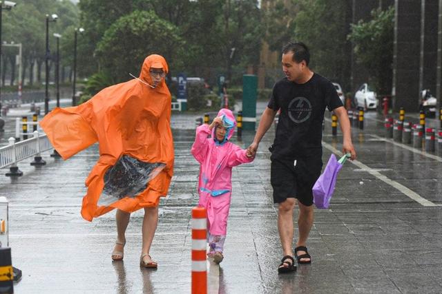 台风"烟花"登陆浙江舟山,河南暴雨已致63人遇难|应急24小时