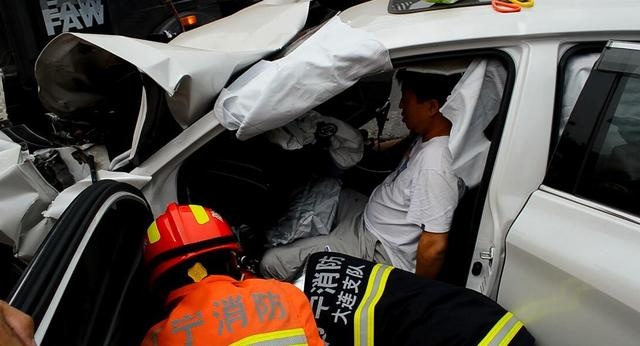 大連一轎車與大貨車迎頭相撞,轎車司機雙腿骨折被困車內