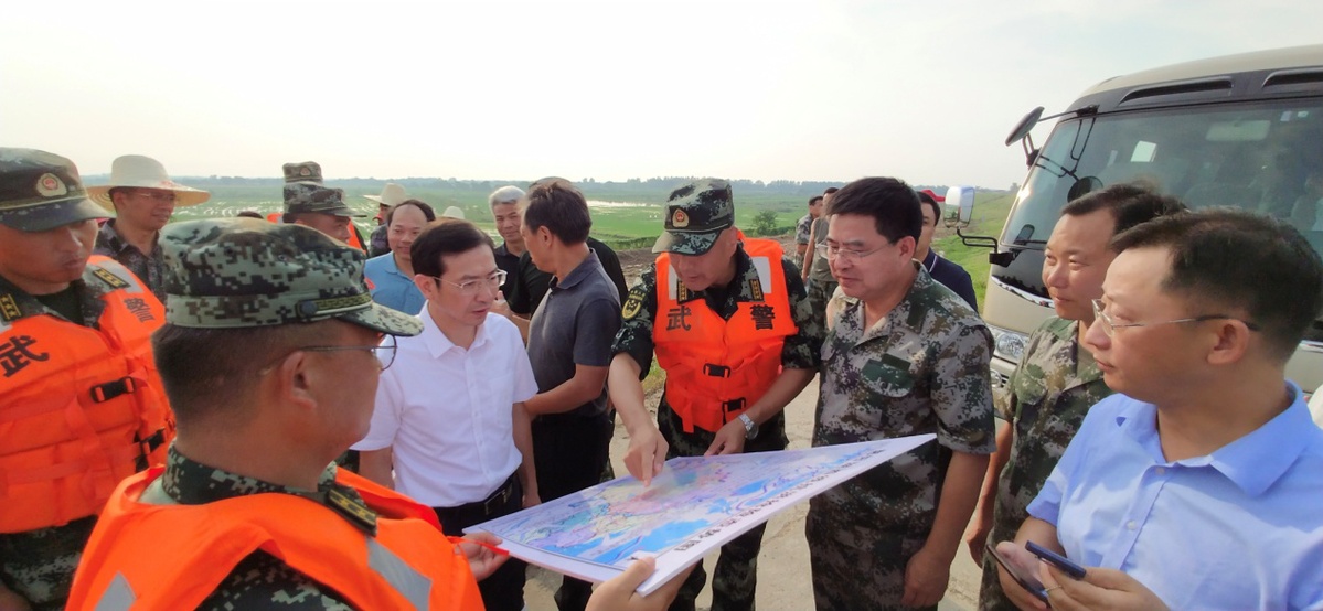黄喜忠赴恒湖垦殖场防汛大堤看望抗洪一线人员