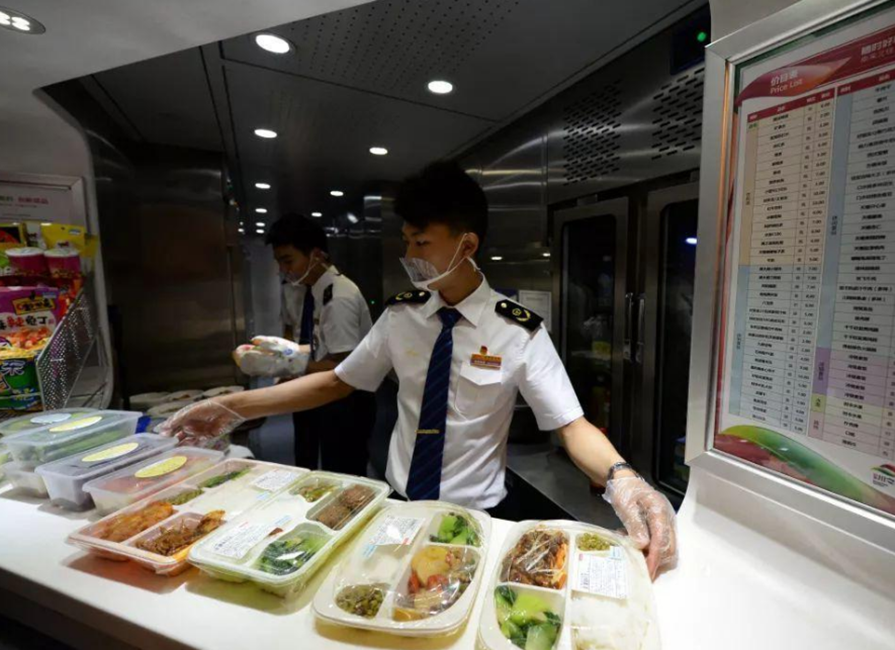 高鐵上的餐車,一般在第幾節車廂?在高鐵上吃飯需要注意什麼?