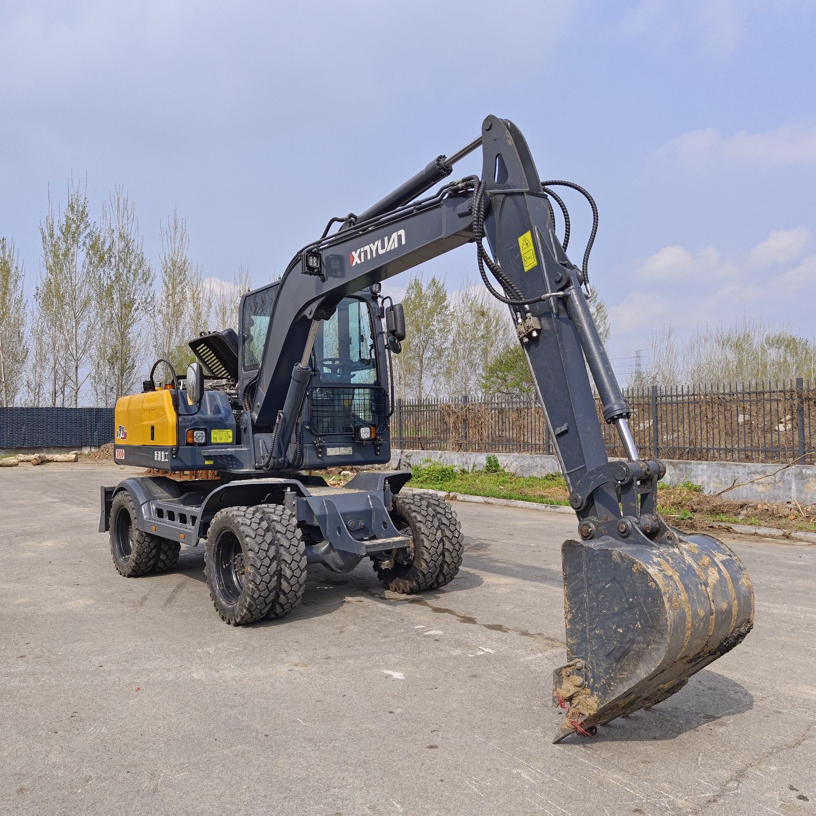 自动挡新源b70s 抓桉木 旋转挖机 炮头机 码垛机 挖石头 挖草料