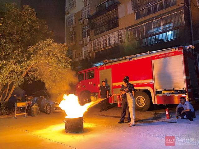 咸安區溫泉街道萬年路社區:消防安全進小區