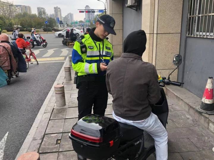 围脖都戴上了,风还是往里灌……杭州街头执勤帅交警:不好意思,秋裤我