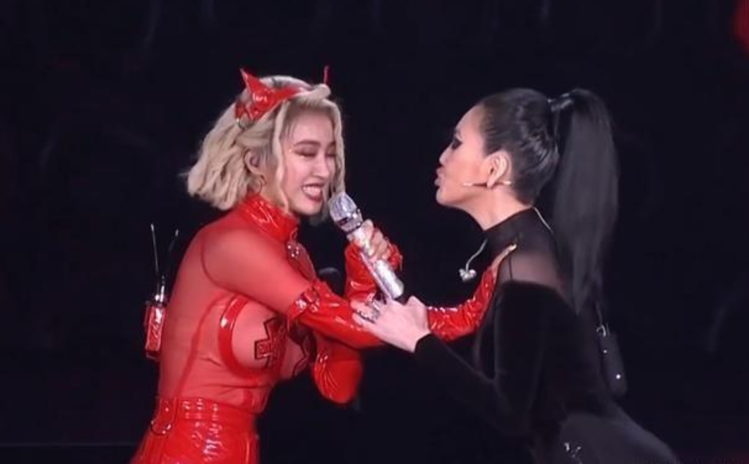 小s助阵蔡依林演唱会,大胆"激吻"妆都亲花了,性感火辣名场面