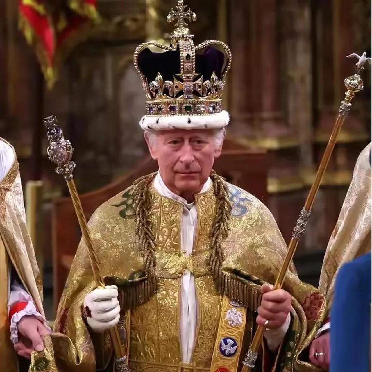 英国国王查尔斯三世加冕礼上,查尔斯三世国王黄袍加身,头戴二千克的圣