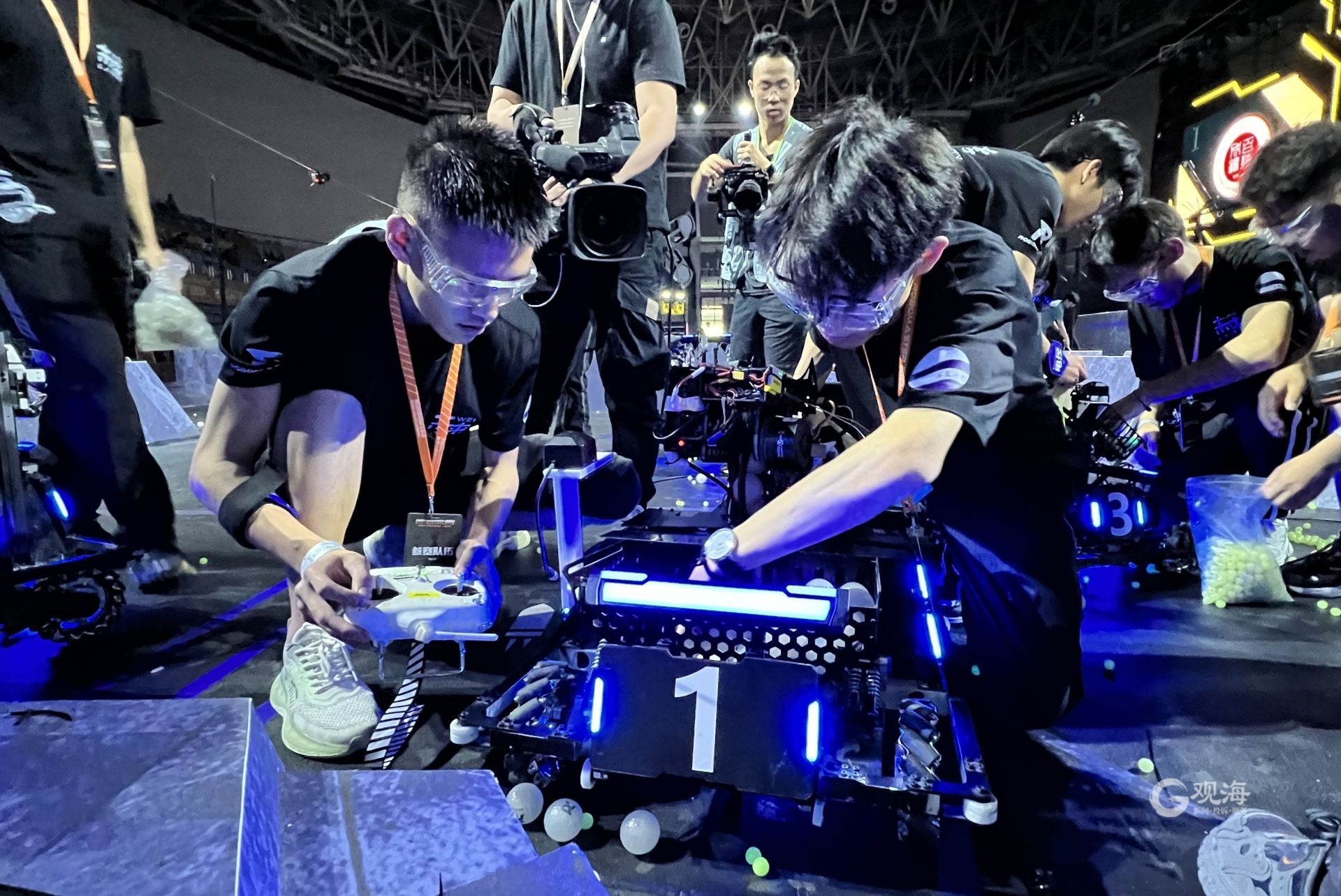 巅峰对决!机甲大师超级对抗赛在青开赛