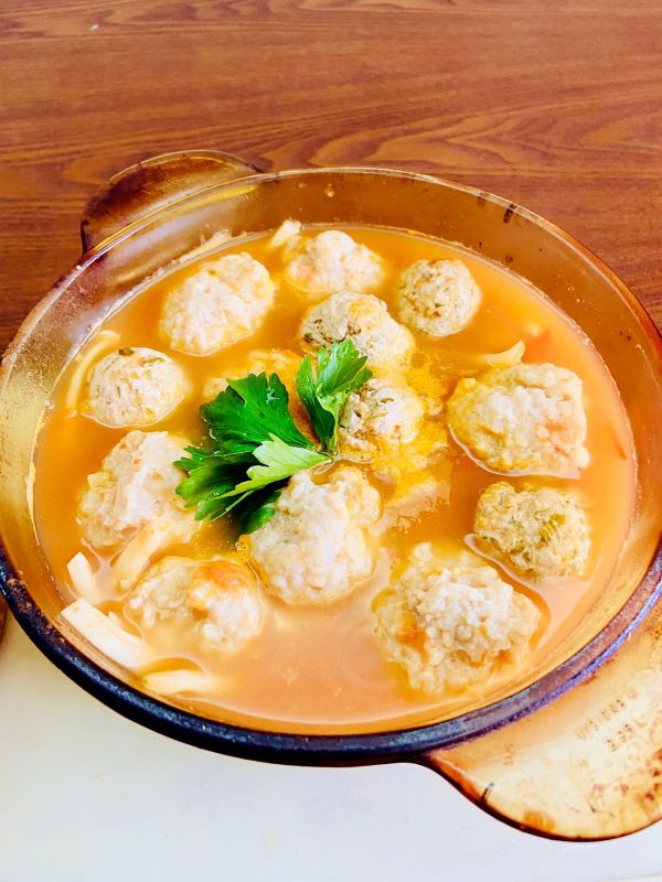 虾滑丸配芹菜肉丸番茄浓汤这么做大人孩子都爱吃