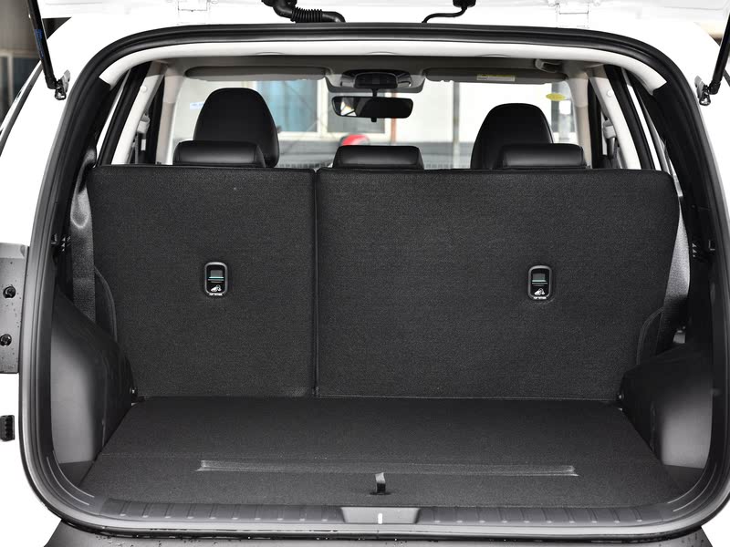 现代途胜后备箱的开关在哪里?