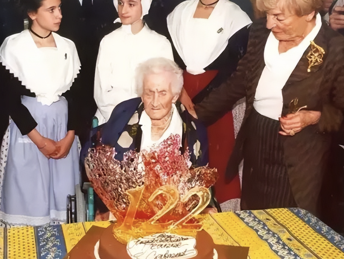 法國老太抽菸喝酒活卻到122歲,僅有一套房子,竟活得衣食無憂