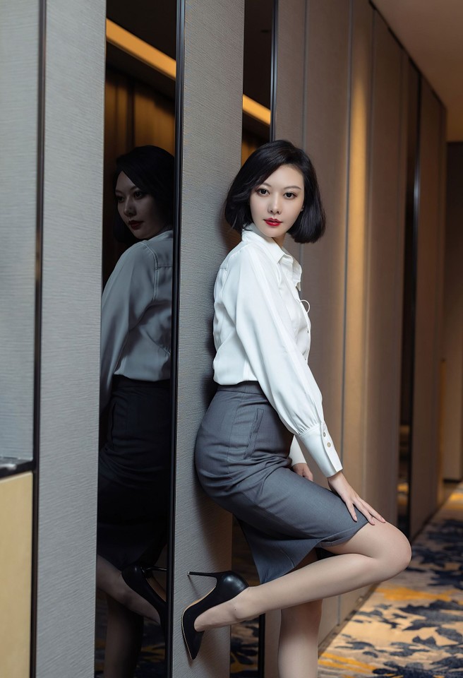 极具职场专业感的短发美女ol