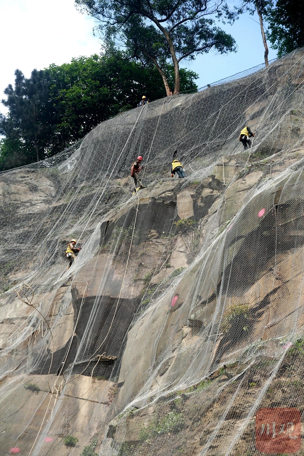 宜宾:致敬建设者!施工人员悬挂山坡外侧进行加固作业