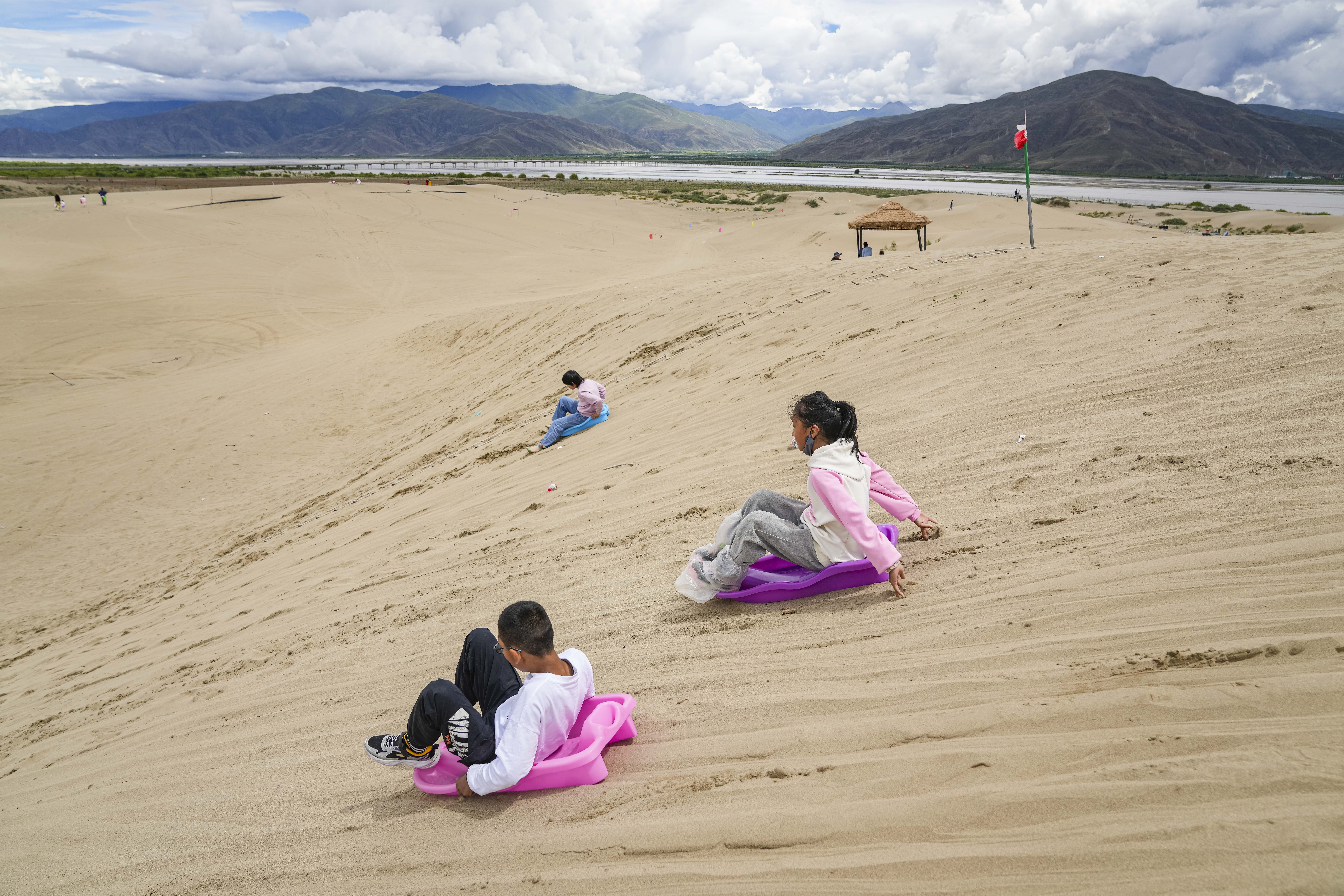 (社会)西藏扎囊:沙漠公园引客来