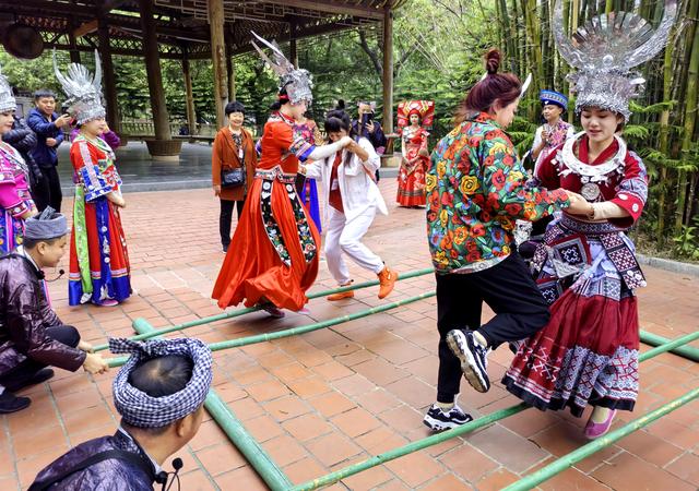 "讲好桂林故事,我们在行动"「刘三姐大观园」线上线下公益讲解