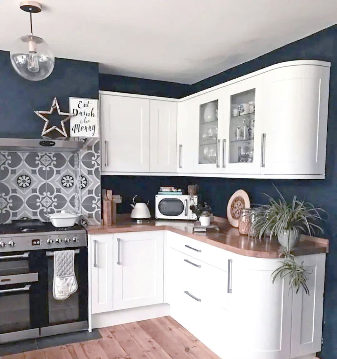 厨房空间有限,转角弧形处理让空间更显宽敞且安全美观