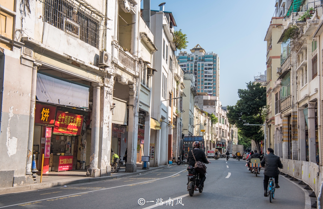 实拍广州海珠南路,骑楼怀旧像影视片场,适合拍照但游客不多