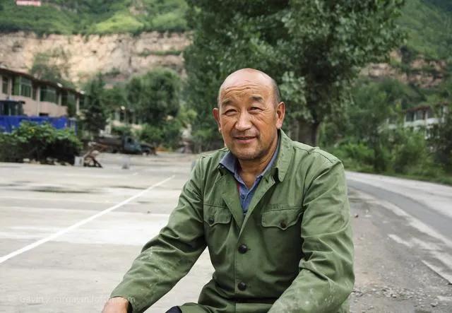 《村里的光棍汉张老三:简单生活中的真正幸福》